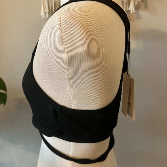 Cross Cross Crop 🖤 - Picture 3 of 4